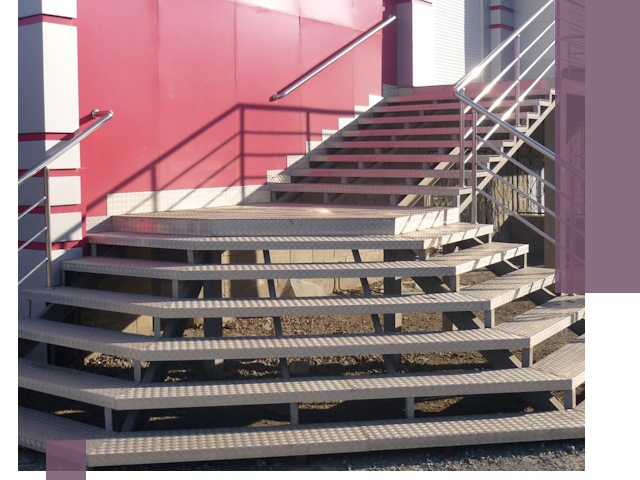 Лестницы для магазина в Артёме — изготовление и монтаж