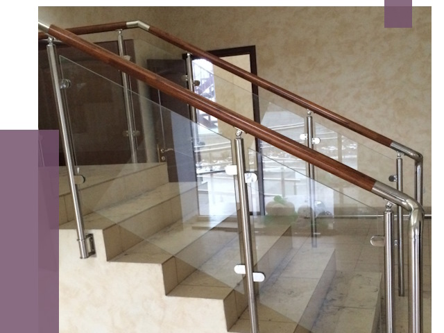 Комбинированные перила из металла и дерева в Артёме