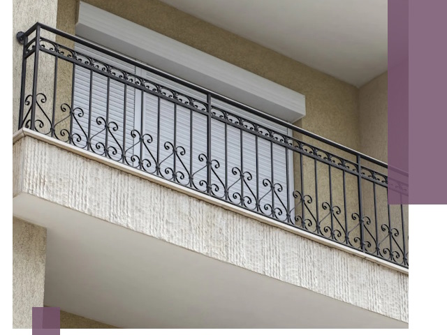 Балконные ограждения из металла и стекла в Артёме для домов