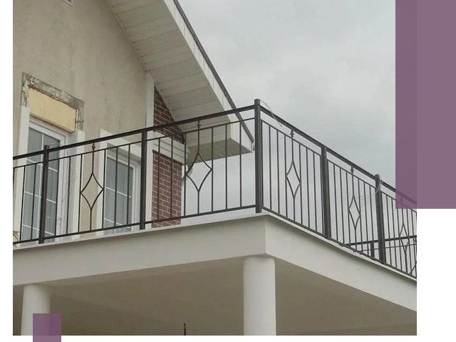 Изготовление балконных ограждений в Артёме из металла и стекла